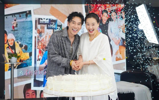 林依轮晒与妻子合影！结婚30周年感情依旧恩爱甜蜜