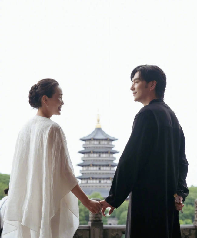 林依轮晒与妻子合影！结婚30周年感情依旧恩爱甜蜜