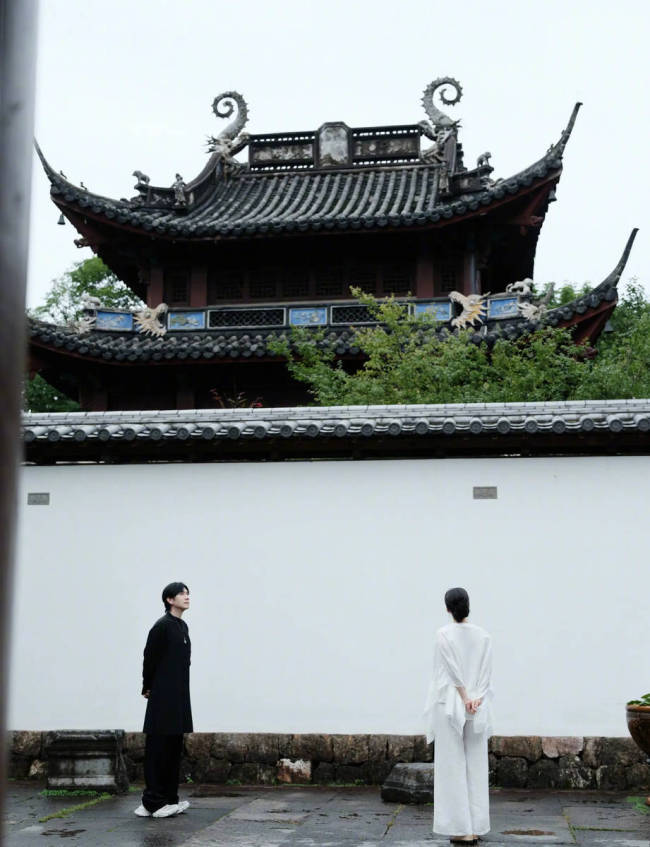 林依轮晒与妻子合影！结婚30周年感情依旧恩爱甜蜜