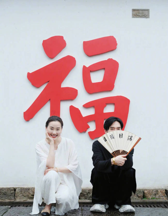 林依轮晒与妻子合影！结婚30周年感情依旧恩爱甜蜜